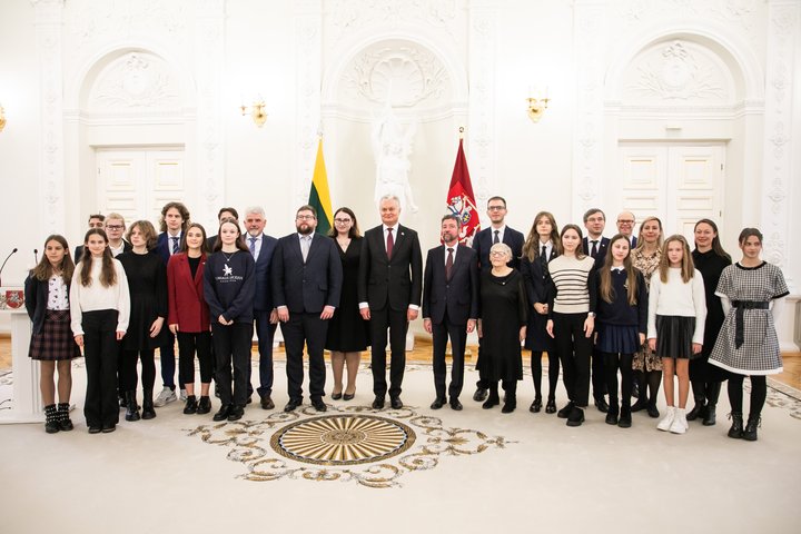 Bendra egzamino nugalėtojų, Respublikos Prezidento ir Konstitucinio Teismo pirmininko nuotrauka.