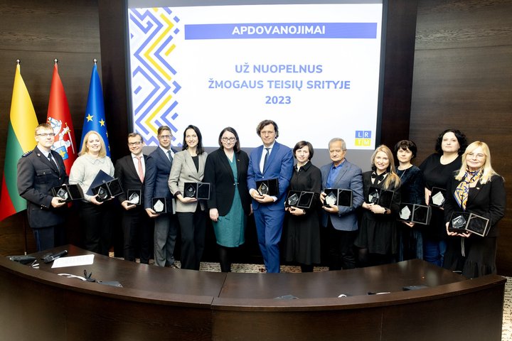 Bendra nuotrauka su teisingumo ministre ir apdovanotais asmenimis.