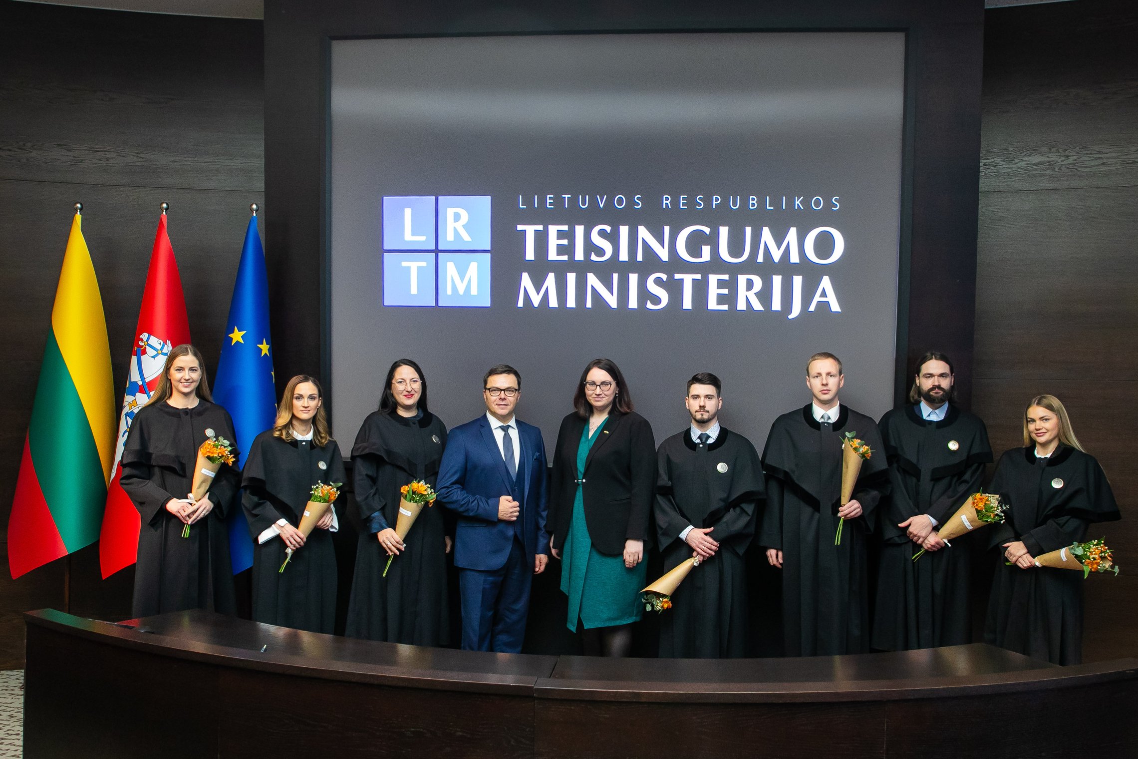 Nuotraukoje teisingumo ministrė Ewelina Dobrowolska ir apdovanoti advokatai.
