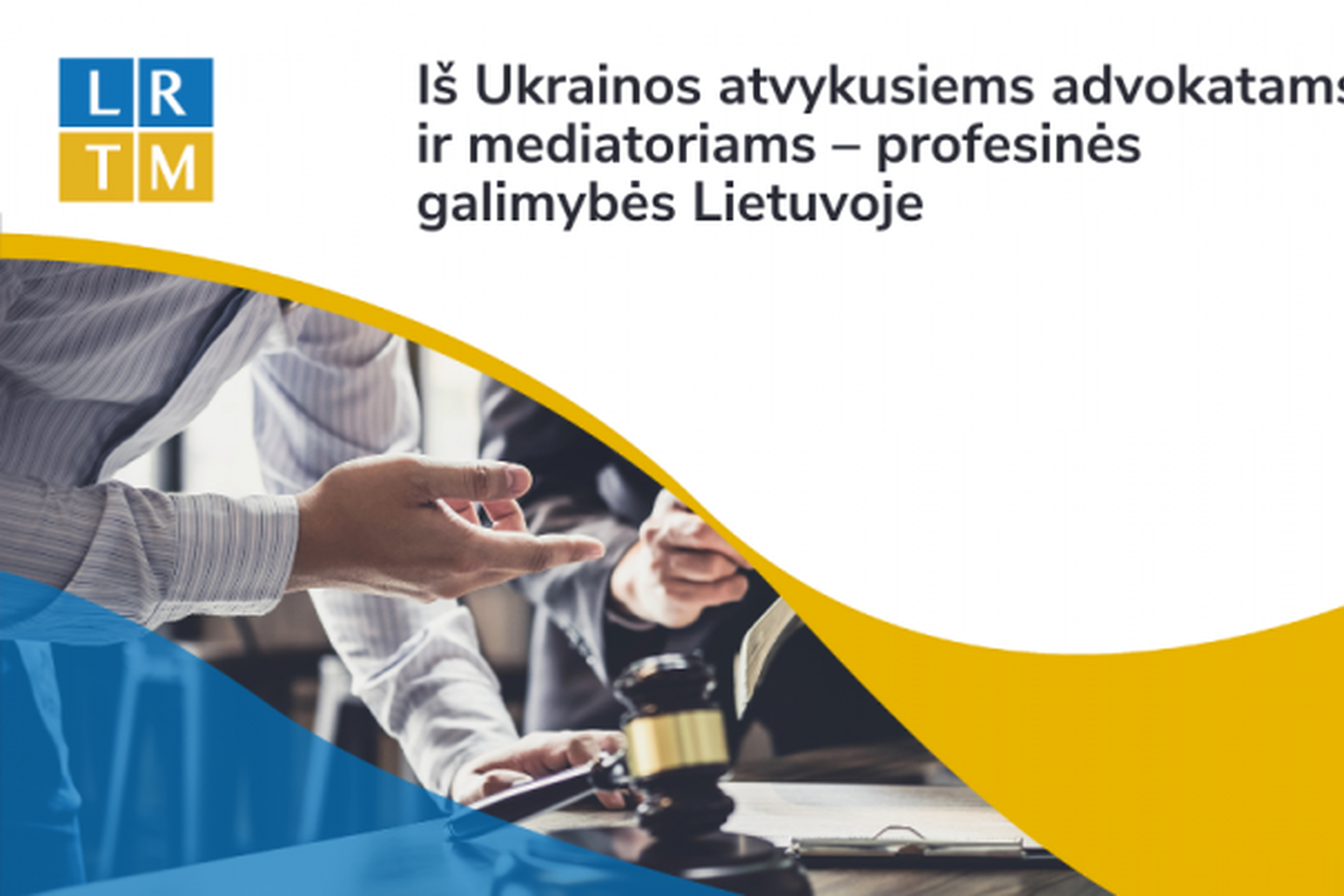 Nuotraukoje vaizduojamas žmogaus rankos ir greta esantis teisėjo plaktukas.