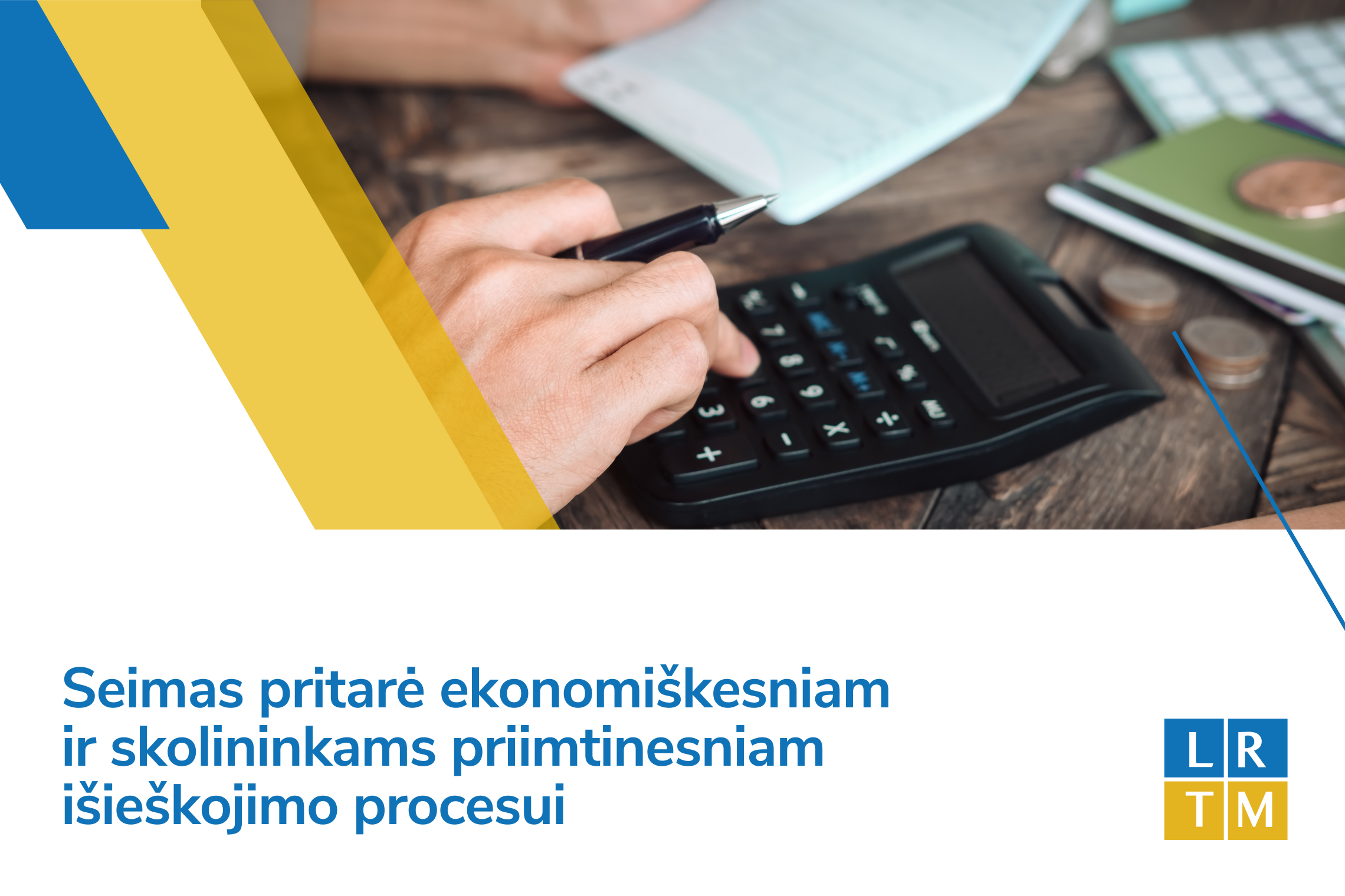 Nuotraukoje vaizduojamos žmogaus rankos, laikančios rašiklį ir skaičiavimo mašinėlė.