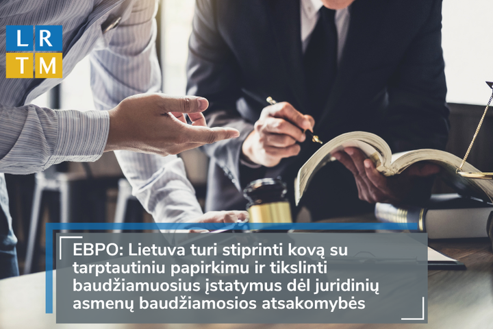 Nuotraukoje vaizduojami du žmonės, laikantys rašiklius ir dokumentus