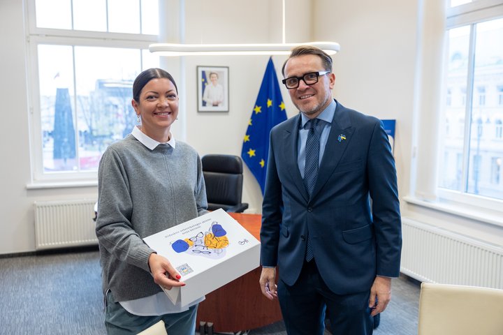 Nuotraukoje Europos Komisijos atstovybės Lietuvoje vadovas Marius Vaščega ir menininkė Agnė Kišonaitė.