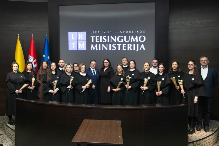 Nuotraukoje teisingumo ministrė Ewelina Dobrowolska ir prisiekę advokatai bei tesimo ekspertai